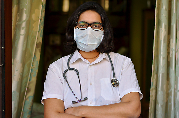 포토 JPG 해외이미지 주간 응시 여자 실내 건강 마스크 한명 서기 사람 상반신 성인 야외 앞모습 팔짱 의료진 의사 성인여자한명만 안경낌 해외202007 해외포토 자연요소 직업 1 시선 안경 뷰포인트 의학 모션 내부 여자한명만 성인여자만 파일형식