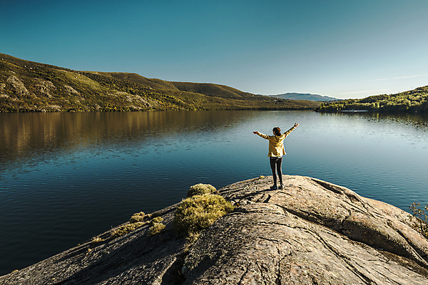 포토 JPG 해외이미지 라이프스타일 행복 호수 무기 스포츠 여행 자연 성공 휴가 기념 한명 풍경 야외 운동 평화 트래킹 기쁨 하이킹 자유 가을 스페인 정상 모험가 명상 빙하 오르기 스카이라인 발견 승자 필승 수평선 카피스페이스 해외202007 해외포토 1 계절 감정 유럽 컨셉 모션 레저 건강 사람 생활 공백 우승 생태계 파일형식