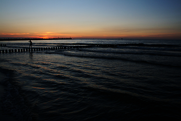 포토 JPG 해외이미지 파도 바다 하늘 휴가 소년 사람없음 물 여름 태양 일몰 휴양지 폴란드 해외202007 해외포토 자연요소 계절 남자 유럽 어린이 노을 장소 파일형식