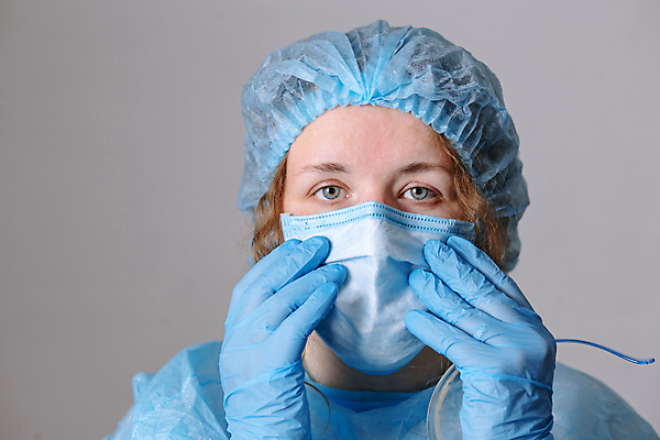 포토 JPG 해외이미지 주간 응시 여자 실내 병원 피곤 마스크 한명 상반신 성인 앞모습 약 의료진 의사 성인여자한명만 코로나바이러스 해외202007 델타변이바이러스 해외포토 자연요소 직업 1 시선 뷰포인트 컨셉 의학 사람 내부 바이러스 여자한명만 성인여자만 파일형식