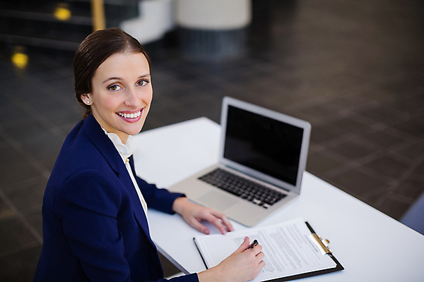 포토 JPG 해외이미지 백인 라이프스타일 응시 여자 회사 비즈니스 앉기 정장 상반신 20대 옆모습 노트북 비즈니스우먼 서류판 성인여자한명만 해외202007 해외포토 서양인 시선 옷 뷰포인트 모션 사람 청년 생활 전자제품 사무용품 직장인 여자한명만 성인여자만 파일형식