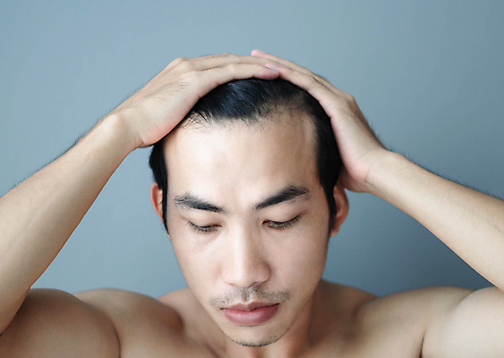 포토 JPG 해외이미지 헤어스타일 응시 남자 백그라운드 컨셉 건강 한명 사람 성인 치료 파란색 머리 회색 성장 머리빗 걱정 가발 대머리 문제 샴푸 돌봄 스타일리스트 얇은 옛날 적자 헬프 해외202007 해외포토 1 시선 감정 컬러 의학 모션 신체부위 위생용품 미용용품 도움 파일형식