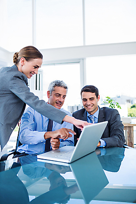 포토 JPG 해외이미지 백인 여자 남자 직장 실내 미소 앉기 정장 상반신 20대 성인 앞모습 옆모습 세명 30대 노트북 가리킴 직장인 비즈니스맨 비즈니스우먼 동료 성인만 해외202007 해외포토 서양인 직업 옷 뷰포인트 회사 비즈니스 관계 모션 표정 사람 손짓 청년 내부 장년 전자제품 파일형식