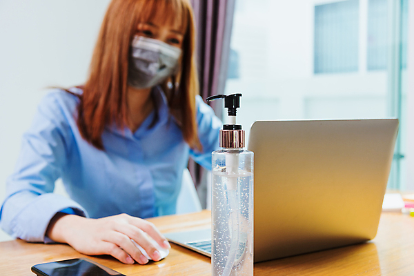 포토 JPG 해외이미지 라이프스타일 여자 비즈니스 직장 건강 마스크 한명 사람 동양인 노트북 컴퓨터 사무실 건강관리 고통 바이러스 질병 전염병 여자한명만 코로나바이러스 포스트코로나 해외202007 델타변이바이러스 해외포토 1 감정 회사 의학 관리 인종 생활 전자제품 사회이슈 여자만 파일형식