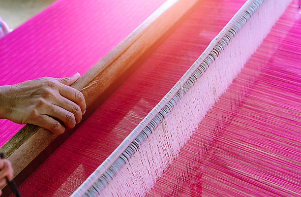 포토 JPG 해외이미지 전통 손 옷 산업 아시아 문화 줄 분홍색 여행 백그라운드 비즈니스 공장 가정 태국 미술 사람 동양인 사람없음 목재 기계 장비 공구 직물 면 작업 작업실 실 실크 질감 짜임 수공예 짜기 핸드메이드 해외202007 해외포토 나무 나라 컬러 재료 공업 모션 문화예술 인종 신체부위 도구 공예 파일형식