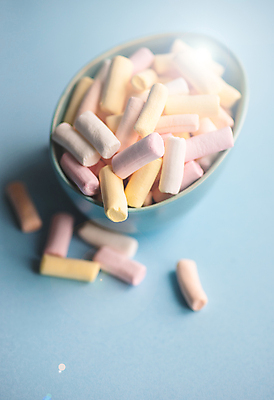 포토 JPG 해외이미지 음식 분홍색 백그라운드 탁자 디저트 사람없음 컵 파란색 세트 노란색 주방 식사 저녁식사 머그컵 시골 사발 달콤 설정 마시멜로우 카피스페이스 해외202007 해외포토 식기 컬러 가구 공백 사기그릇 맛 파일형식