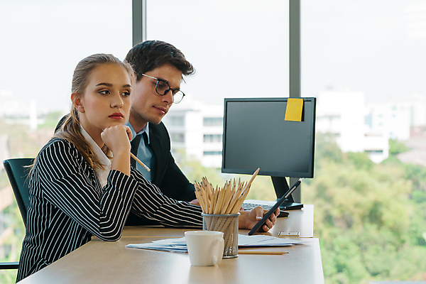 포토 JPG 해외이미지 백인 직업 응시 종이 컨셉 비즈니스 통신 창문 노동자 직장 사람 앉기 정장 성인 두명 컴퓨터 사무실 연필 스크린 모니터 쪽지 표현 키보드 업무 메시지 감독 편지 책상 경영자 문서 경영 해외202007 해외포토 서양인 시선 옷 가구 회사 모션 학용품 전자제품 필기구 작업 리더 파일형식