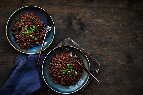 포토 JPG 해외이미지 음식 포크 사람없음 식탁보 콩요리 나무배경 해외202007 해외포토 식기 백그라운드 파일형식