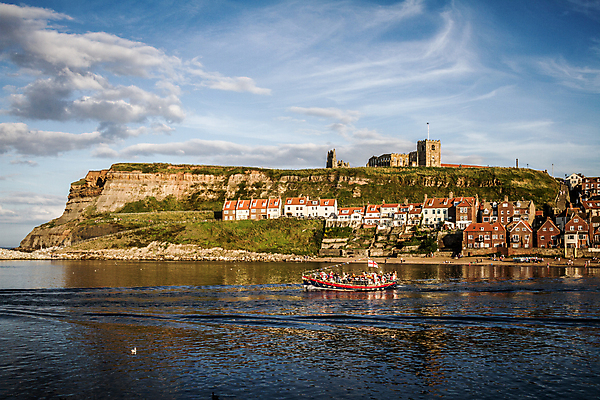 포토 JPG 해외이미지 구름 영어 파도 바다 여행 조류 하늘 낚시 휴가 영국 잉글랜드 뼈 등대 사람없음 물 여름 파란색 태양 교회 여행객 항구 보트 어부 요크셔테리어 고래 북쪽 타운 단계 수녀원 옛날 인기 해외202007 해외포토 자연요소 동물 직업 문자 계절 유럽 컬러 배_교통 포유류 종교건축 교통시설 레저 사람 건물 수중동물 도시 테리어 방향 파일형식