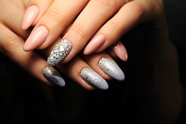 포토 JPG 해외이미지 손 여자 검은배경 근접촬영 신체부위 손톱관리 네일아트 손톱 해외202007 해외포토 뷰포인트 백그라운드 사람 뷰티 검은색 파일형식