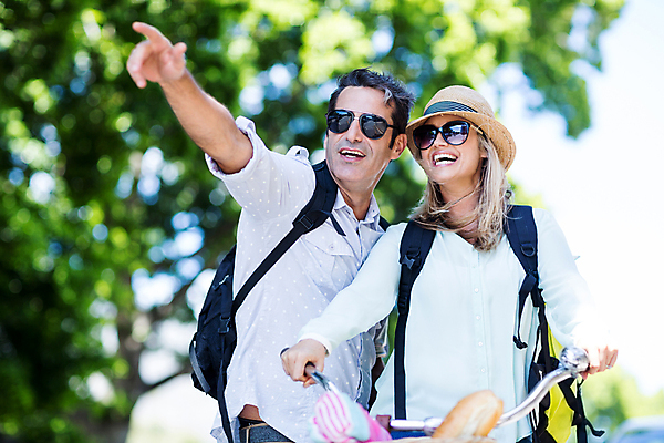 포토 JPG 해외이미지 백인 라이프스타일 커플 응시 여자 남자 행복 40대 중년 여행 배낭 휴가 상반신 야외 두명 앞모습 옆모습 선글라스 자전거 가리킴 중년부부 중년만 해외202007 해외포토 서양인 부부 시선 감정 안경 뷰포인트 가방 관계 사람 손짓 성인 생활 바이크 성인만 파일형식