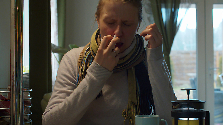 포토 JPG 해외이미지 백인 주택 실내 한명 사람 성인 치료 약 건강관리 고통 추위 열 호흡기관 바이러스 질병 싱글 코 감염 분무기 불쾌함 인플루엔자 재채기 전염병 증상 치유 해로움 해외202007 해외포토 서양인 1 감정 컨셉 의학 건강 관리 내부 건물 신체부위 장기_의학 파일형식