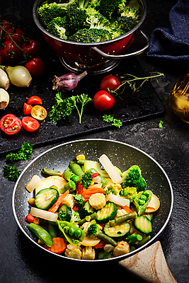 포토 JPG 해외이미지 라이프스타일 접시 음식 컨셉 다이어트 채소 탁자 건강 요리 사람없음 초록색 식사 저녁식사 중국 이탈리아 튀김 신선 맛 혼합 브로콜리 먹기 준비 완두콩 날것 후추 내추럴 저지방 채식주의자 핸드메이드 디톡스 개조 비건 맛있는 해외202007 젓기 해외포토 식기 유럽 아시아 컬러 가구 모션 콩 생활 기름_음식 향신료 채식 파일형식