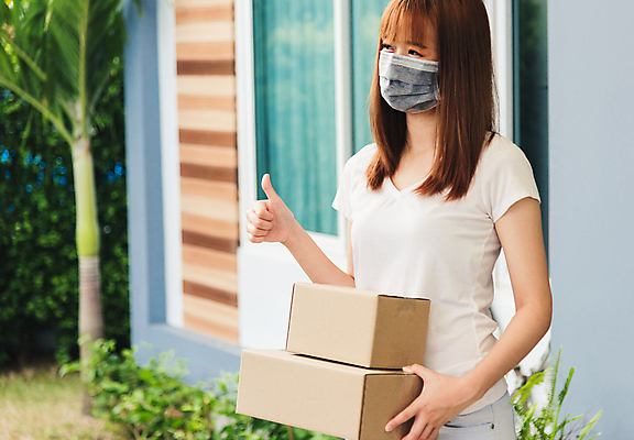 포토 JPG 해외이미지 라이프스타일 여자 유니폼 비즈니스 마스크 한명 사람 동양인 상자 최고 바이러스 배달원 질병 고객 서비스 여자한명만 코로나바이러스 포스트코로나 해외202007 델타변이바이러스 해외포토 직업 1 옷 의학 인종 생활 사회이슈 여자만 파일형식