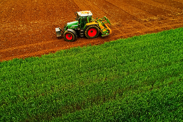 포토 JPG 해외이미지 직업 계절 밭 농업 자연 안테나 풍경 초원 사람없음 야외 농장 갈색 환경 기계 흙 봄 장비 성장 시골 업무 작업 농부 땅 준비 조경 먼지 장면 트랙터 드론 밭일 평야 세련 해외202007 해외포토 산업 컬러 통신 농기계 생태계 특수차량 파일형식
