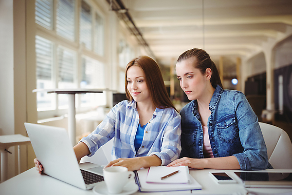 포토 JPG 해외이미지 응시 여자 직장 실내 앉기 상반신 20대 성인 두명 앞모습 노트북 직장인 비즈니스우먼 집중 동료 성인여자만 해외202007 해외포토 직업 시선 뷰포인트 컨셉 회사 비즈니스 관계 모션 사람 청년 내부 전자제품 여자만 성인만 파일형식