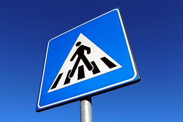 포토 JPG 해외이미지 도로 하늘 사람 사람없음 파란색 픽토그램 흰색 보행자 닫기 사인 정사각형 얼룩말 규칙 건너기 고립 해외202007 해외포토 도형 길 컬러 교통시설 모션 말_동물 파일형식