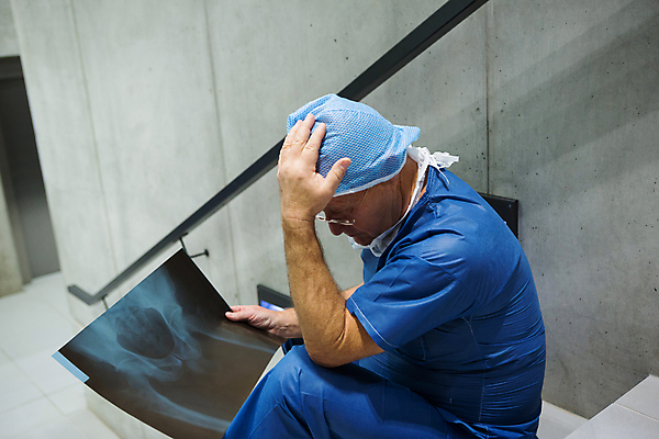 포토 JPG 해외이미지 주간 응시 노년 남자 엑스레이 실내 병원 피곤 마스크 한명 들기 앉기 옆모습 계단 의료진 의사 잡기 60대 외과 노인남자한명만 해외202007 해외포토 자연요소 직업 1 시선 뷰포인트 컨셉 의학 모션 사람 성인 내부 남자한명만 노인남자만 파일형식