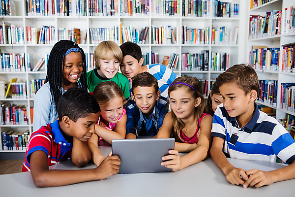 포토 JPG 해외이미지 외국인 학생 응시 여자 교육 남자 초등학생 어린이 학교 탁자 책장 함께함 초등학교 소년 여러명 상반신 앞모습 태블릿 잡기 도서관 어린이만 해외202007 해외포토 시선 뷰포인트 가구 다수 컨셉 모션 사람 인종 전자제품 스마트기기 파일형식