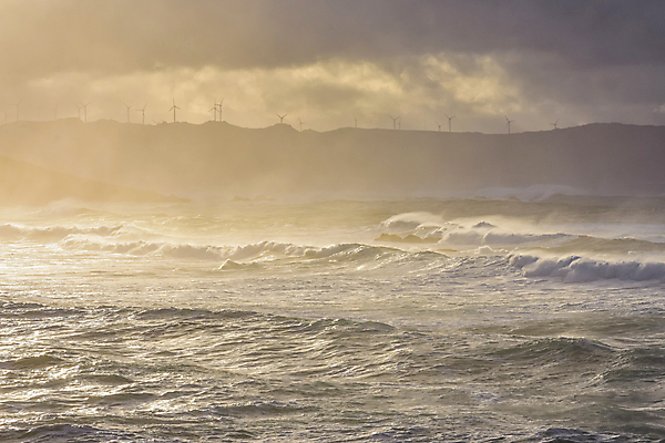 포토 JPG 해외이미지 구름 파도 바다 섬 여행 모션 자연 조류 하늘 바람 날씨 휴가 풍경 사람없음 야외 물 여름 햇빛 힘 일몰 거품 풍차 바위 만 거친 스페인 떨어짐 분무기 암초 격파 힘찬 스플래쉬 수평선 해외202007 해외포토 자연요소 동물 계절 유럽 컨셉 태양 노을 돌_바위 생태계 파일형식
