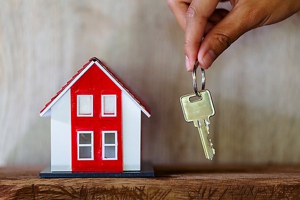 포토 JPG 해외이미지 손 열쇠 부동산 주택 근접촬영 신체부위 판매 미니어처 잡기 재산 투자 소유 해외202007 해외포토 뷰포인트 비즈니스 모션 사람 건물 금융 모형 파일형식