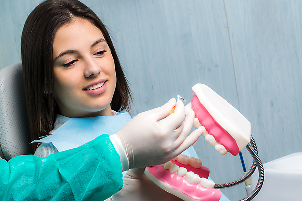 포토 JPG 해외이미지 손 여자 얼굴 건강 치과 한명 들기 성인 신체부위 치료 건강관리 장비 환자 흰색 잡기 오브젝트 치과의사 보여주기 치아모형 소녀한명만 해외202007 해외포토 1 컬러 의학 모션 병원 관리 사람 의사 치아 여자한명만 소녀만 파일형식