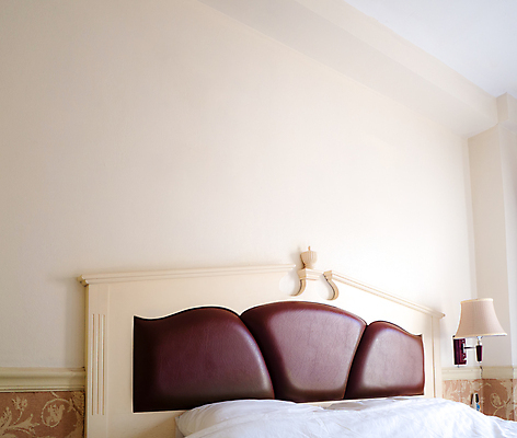 포토 JPG 해외이미지 라이프스타일 디자인 가구 쿠션 베개 호텔 아침 휴식 조명 주택 미술 취미 사람없음 내부 독서 꿈 방 침대 램프 잠 클래식 고급 우아함 담요 그림 리빙 시각장애인 안락 해외202007 해외포토 주간 생활용품 컨셉 침구 숙소 문화예술 건물 생활 장애인 파일형식