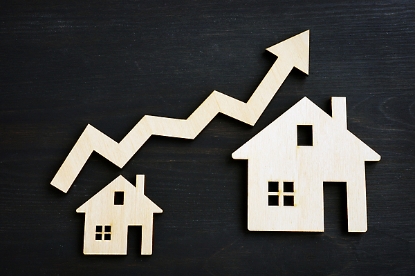 포토 JPG 해외이미지 화살표 돈 부동산 주택 사람없음 건물 성장 재산 투자 상승 집값상승 해외202007 해외포토 건축물 컨셉 비즈니스 금융 집값 파일형식