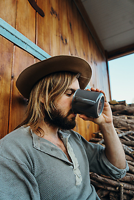 포토 JPG 해외이미지 백인 1 라이프스타일 손 응시 공원 남자 행복 유럽 여유 얼굴 커피 음료 벽 수염 창조 사랑 한명 미소 사람 20대 성인 야외 컵 30대 유행 낭만 마시기 흰색 자신감 시원함 피부 리빙 스타일 해외202007 우호적 해외포토 서양인 식기 시선 공공시설 감정 나라 컬러 컨셉 모션 표정 청년 생활 신체부위 장년 파일형식