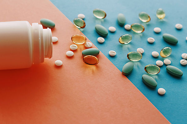 포토 JPG 해외이미지 사람없음 알약 약 건강관리 약병 쏟아짐 해외202007 해외포토 의학 모션 건강 관리 병_담는 파일형식