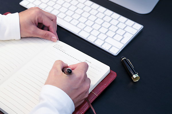 포토 JPG 해외이미지 학생 손 여자 교육 종이 커피 백그라운드 컨셉 비즈니스 학교 나선형 사람 사람없음 책 학습 컴퓨터 사무실 펜 다이어리 쪽지 공책 흰색 키보드 잡기 업무 메시지 닫기 편지 스웨터 작가 책상 페이지 해외202007 해외포토 직업 음료 컬러 가구 상의 무늬 모션 문구용품 신체부위 전자제품 필기구 사무용품 작업 파일형식