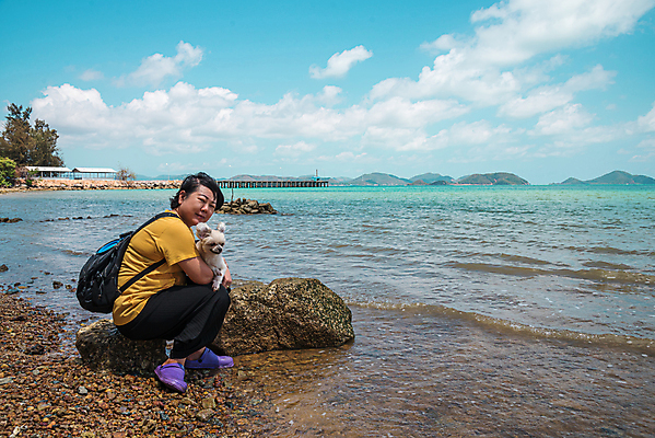 포토 JPG 해외이미지 동물 구름 여자 행복 모래 파도 바다 섬 여행 포유류 자연 하늘 휴가 한명 사람 풍경 야외 초록색 물 여름 파란색 반려동물 햇빛 맑음 기쁨 흰색 개 작음 포메라니안 해외202007 해외포토 자연요소 1 계절 감정 컬러 날씨 태양 크기 생태계 파일형식