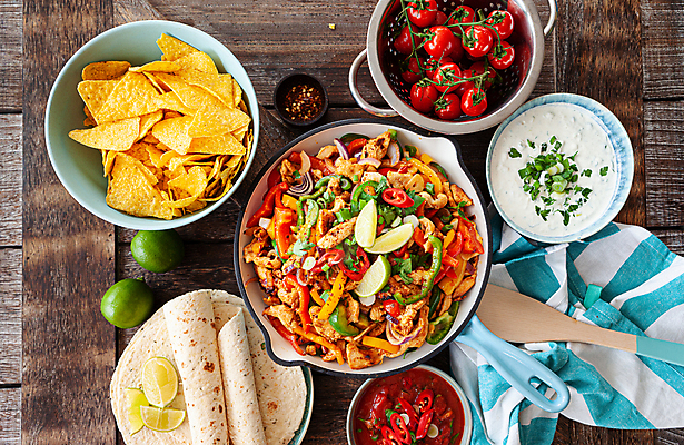 포토 JPG 해외이미지 접시 음식 토마토 파프리카 파슬리 마늘 사람없음 목재 컬러풀 치킨 덮개 시골 신선 뜨거움 맛 허브 향신료 매움 라임 레시피 후추 살사댄스 핸드메이드 맛있는 해외202007 해외포토 나무 식물 식기 컬러 컨셉 채소 과일 재료 뚜껑 춤 닭고기요리 향미료 파일형식