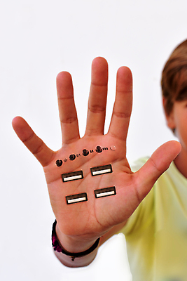 포토 JPG 해외이미지 직업 컨셉 인터넷 신체 통신 미래 아이디어 기술 한명 디지털 자료 장비 과학기술 정보 네트워크 연결 휴대용 전자 진행 혁명 인터페이스 테크노 프로세서 해외202007 해외포토 1 사람 오브젝트 파일형식