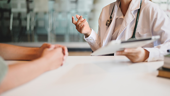 포토 JPG 해외이미지 백인 손 여자 유니폼 청진기 탁자 건강 병원 대화 설명 사람 앉기 성인 두명 치료 약 건강관리 듣기 환자 의사 흰색 질병 책상 직원 상담 외과 성인여자만 해외202007 해외포토 서양인 옷 컬러 가구 의학 의료기기 모션 관리 말하기 신체부위 의료진 여자만 성인만 파일형식