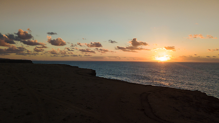 포토 JPG 해외이미지 구름 라이프스타일 모래 파도 바다 섬 여행 자연 하늘 휴가 휴식 안테나 파노라마 풍경 사람없음 야외 물 여름 파란색 관광지 햇빛 태양 황혼 일몰 사막 자유 스카이라인 파라다이스 수평선 해외202007 해외포토 자연요소 계절 컬러 컨셉 통신 촬영기법 생활 노을 생태계 파일형식