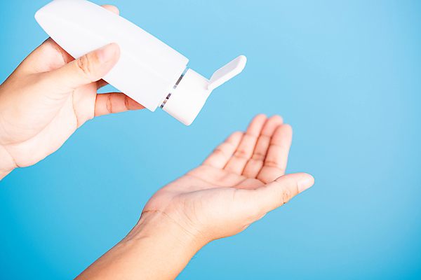 포토 JPG 해외이미지 손 여자 한명 들기 사람 동양인 성인 신체부위 30대 바이러스 예방 파란배경 소독제 성인여자한명만 코로나바이러스 손소독제 해외202007 델타변이바이러스 해외포토 1 백그라운드 모션 인종 장년 파란색 여자한명만 성인여자만 파일형식