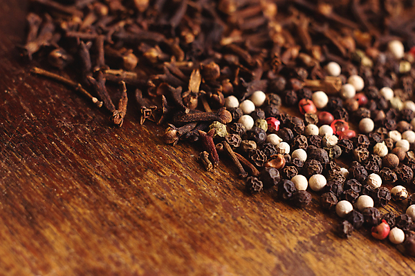 포토 JPG 해외이미지 아시아 음식 재료 건조 요리 씨앗 사람없음 목재 빨간색 초록색 컬러풀 장미 갈색 주방 검은색 어둠 수확 껍질 흰색 양념 조미료 닫기 맛 인도인 허브 향신료 부식 유기농 질감 매움 향기 향 레시피 후추 모음 해외202007 해외포토 외국인 나무 식물 웰빙 꽃 나라 컬러 컨셉 농업 모션 동양인 한글 냄새 향미료 파일형식