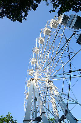 포토 JPG 해외이미지 나무 도로 어린이 하늘 휴가 휴식 프레임 사람 사람없음 파란색 여행객 산책 게임 흰색 바퀴 큼 철 손목시계 회전 상승 회전목마 돌리기 아제르바이잔 옛날 해외202007 해외포토 식물 나라 길 시계 컬러 컨셉 장신구 교통시설 모션 놀이 놀이기구 크기 파일형식