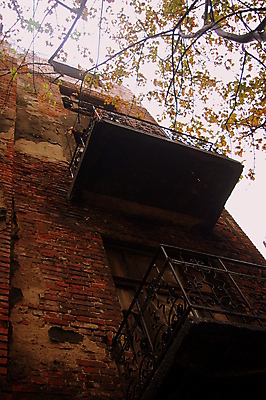 포토 JPG 해외이미지 나무 문화 벽 잎 건축양식 창문 하늘 벽돌 거리 사람없음 건물 빛 발코니 나뭇가지 역사 철 버리기 폐허 지역 광택 유대인 폴란드 공동주택 구역 크라쿠프 해외202007 해외포토 식물 건축물 건축 유럽 모션 파일형식