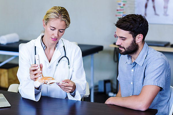 포토 JPG 해외이미지 라이프스타일 여자 남자 행복 청진기 뼈 골격 건강 병원 앉기 20대 성인 두명 30대 건강관리 환자 의사 잡기 보여주기 정형외과 성인만 해외202007 해외포토 감정 의학 의료기기 모션 관리 사람 청년 생활 장년 의료진 파일형식
