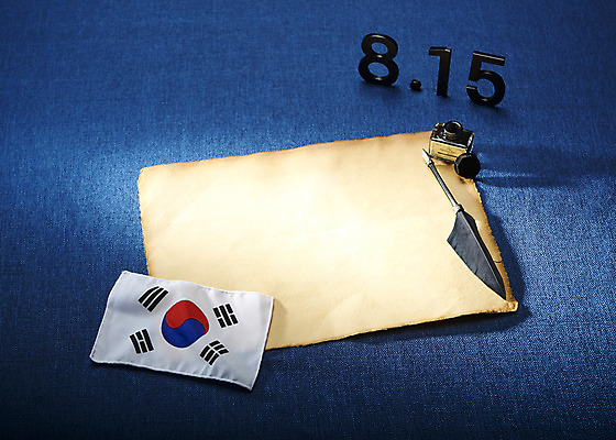 포토 JPG 스튜디오촬영 기념일 잉크 실내 사람없음 자유 태극기 국경일 오브젝트 파란배경 광복절 깃털펜 정부수립 국내포토 백그라운드 컨셉 이벤트 내부 파란색 공휴일 펜 국기 광복 파일형식