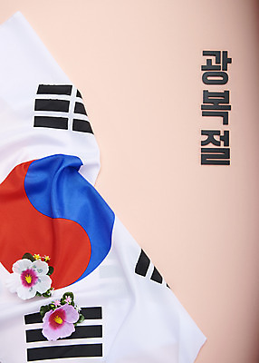 포토 JPG 스튜디오촬영 기념일 실내 사람없음 자유 태극기 국경일 오브젝트 무궁화 광복절 분홍색배경 정부수립 국내포토 꽃 분홍색 백그라운드 컨셉 이벤트 내부 공휴일 국기 광복 파일형식