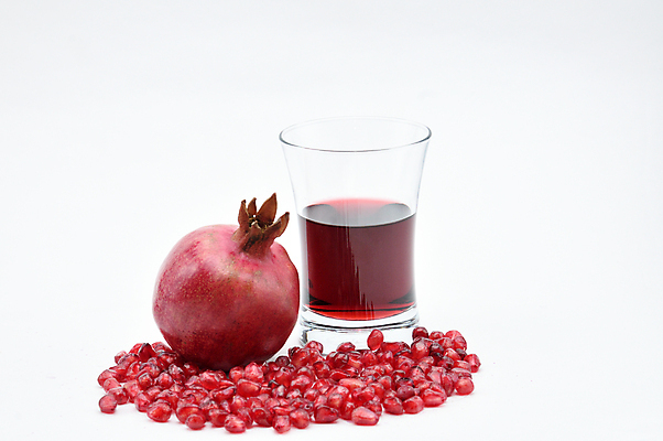 포토 JPG 해외이미지 음식 조각 백그라운드 과일 씨앗 사람없음 흰색 물방울 신선 업무 맛 상품 디자이너 자르기 슬라이스 석류 비타민 강화 개조 해외202007 해외포토 식물 직업 컬러 컨셉 모션 작업 영양소 파일형식