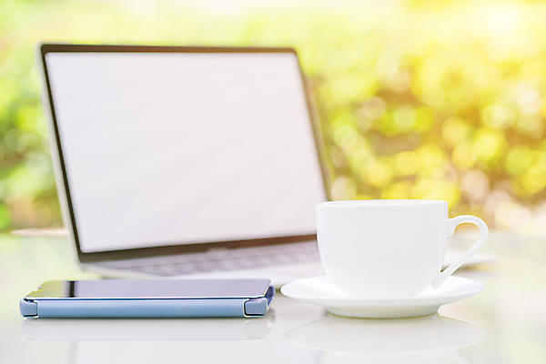 포토 JPG 해외이미지 비즈니스 사람없음 노트북 스마트폰 모니터 커피잔 찻잔 해외202007 해외포토 커피 잔 전자제품 핸드폰 스마트기기 컴퓨터 파일형식