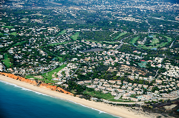 포토 JPG 해외이미지 모래 여행 호텔 아파트 풍경 사람없음 야외 모래사장 햇빛 여행객 맑음 포르투갈 휴양지 조감도 해외202007 해외포토 유럽 바다 숙소 날씨 주택 사람 태양 장소 파일형식
