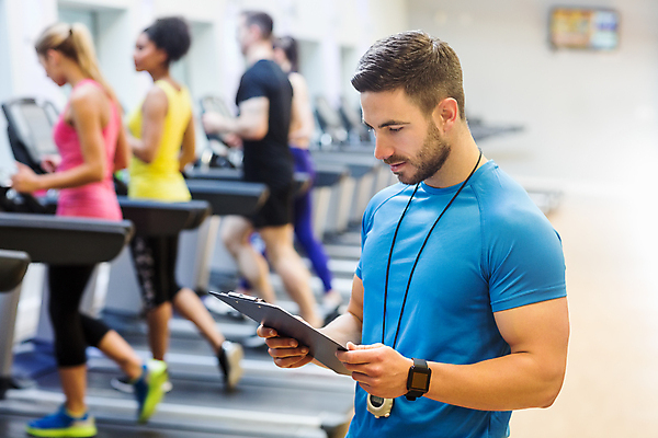 포토 JPG 해외이미지 백인 라이프스타일 여자 남자 행복 스포츠 실내 건강 사람 여러명 20대 성인 달리기 조깅 운동 헬스장 연습 체육관 런닝머신 서류판 성인만 해외202007 해외포토 서양인 감정 다수 모션 청년 내부 생활 사무용품 운동기구 헬스 파일형식