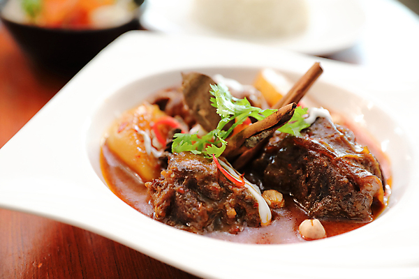 포토 JPG 해외이미지 그릇 사람없음 아웃포커스 소고기 소고기요리 해외202007 해외포토 식기 음식 촬영기법 육류 파일형식