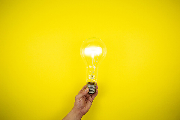포토 JPG 해외이미지 손 컨셉 비즈니스 전구 유리 아이디어 창조 사람 사람없음 초록색 빛 힘 에너지 흰색 램프 잡기 혁명 고립 해외202007 해외포토 컬러 모션 재질 조명 신체부위 파일형식