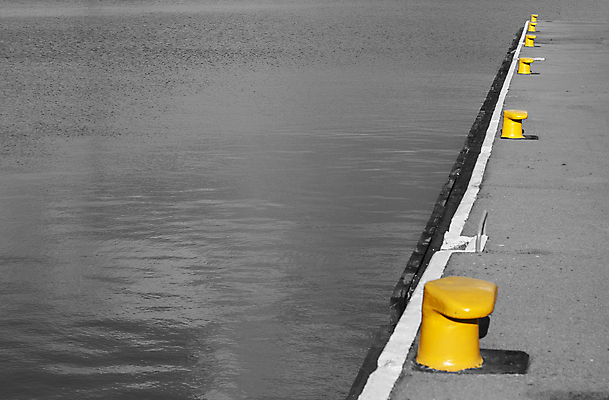 포토 JPG 해외이미지 바다 여행 백그라운드 교통시설 항해 흑백 사람없음 옆모습 물 파란색 노란색 금속 항구 만 황무지 철 방파제 해안도시 운하 해군 포트 부둣가 뱃놀이 카피스페이스 해외202007 해외포토 자연요소 공공시설 뷰포인트 컬러 교통 배_교통 재질 군대 촬영기법 전통놀이 공백 도시 시설 파일형식